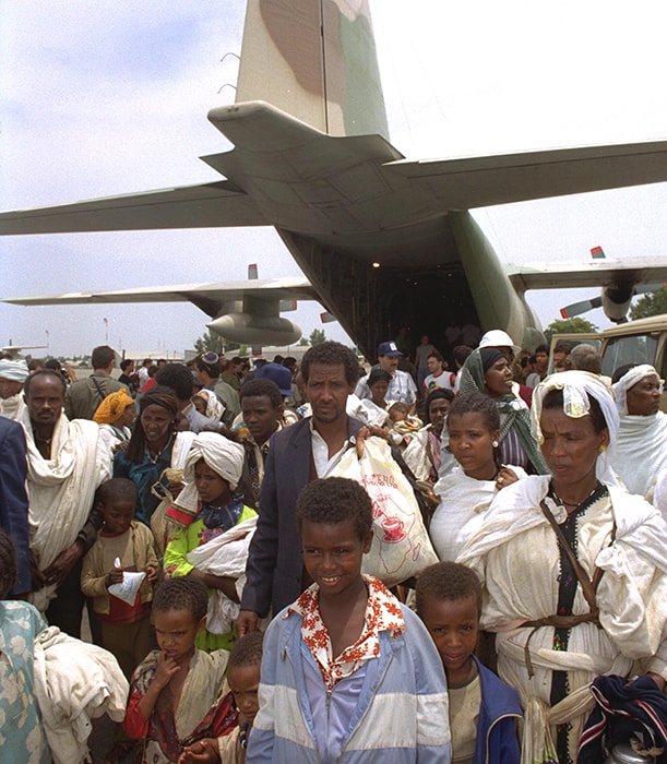 Oficiales del ejército recibiendo a olím de Etiopía a su llegada a  Israel. “Operación Salomón”, 1991