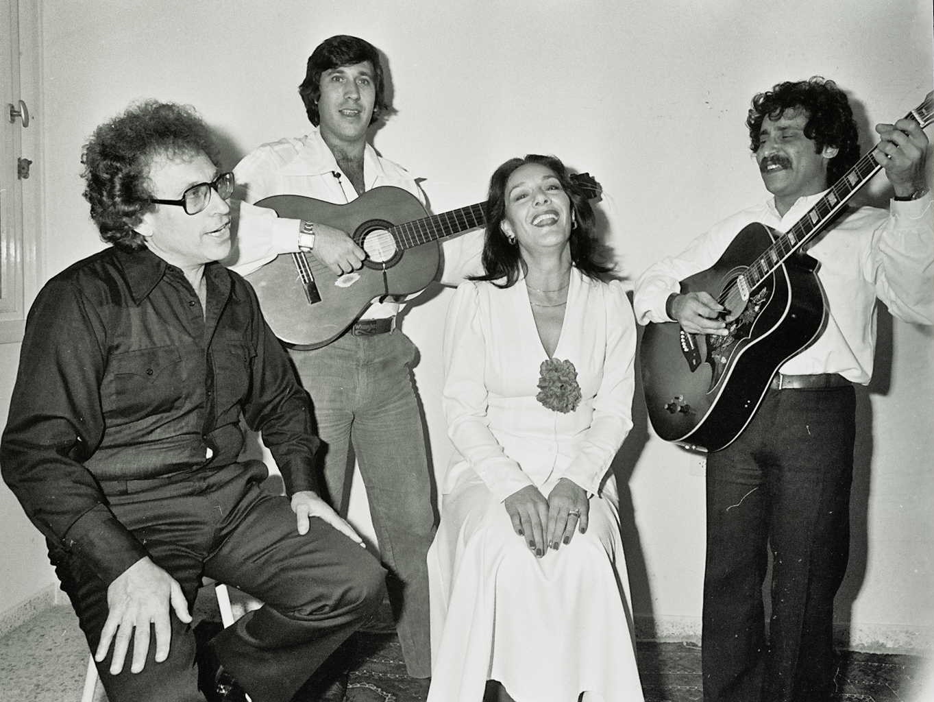 Dan Almagor und sein Ensemble vor Antritt der Reise für die Kampagne des Keren Hayesod, 1982